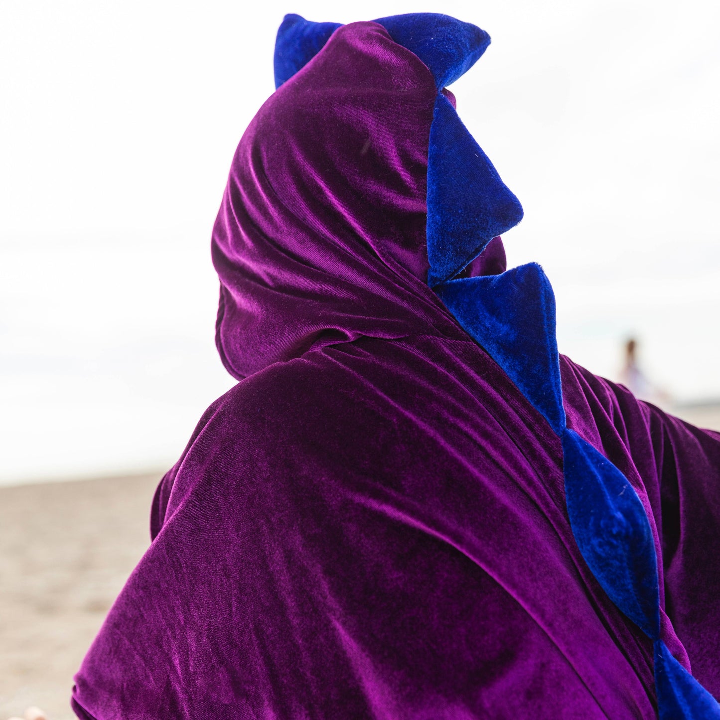 Ratatam! La cape de déguisement dragon en velours bleu & violet