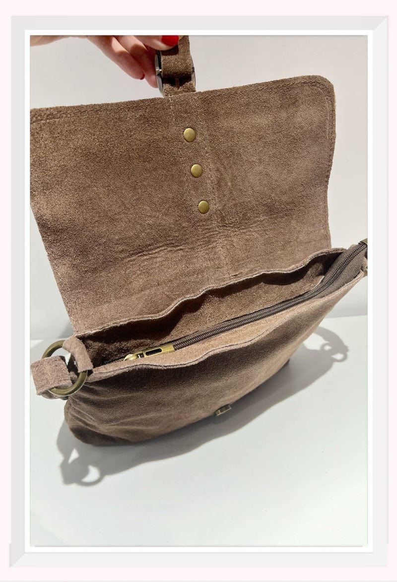 accessoires taupe Sac à bandoulière Taupe Léolie en daim rabat léopard